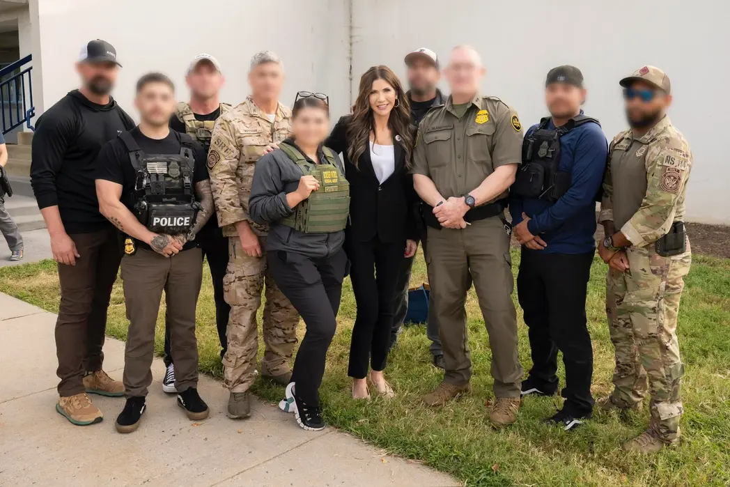 FOTOGRAFÍA. WASHINGTON (ESTADOS UNIDOS DE AMÉRICA, EEUU), 21 DE AGOSTO DE 2025. "Los hombres y mujeres patriotas del Departamento de Seguridad Nacional de los Estados Unidos de América (EEUU) han sido desplegados para ayudar a limpiar las calles de la capital de nuestra nación, Washington". "Gracias, en parte, a su arduo trabajo y valentía, no ha habido ningún asesinato en la última semana en Washington Distrito de Columbia (Washington D. C.)". "En tan solo unos días, los robos de vehículos disminuyeron un 83%, los robos un 52% y los delitos violentos un 40%. Así como el Departamento de Seguridad Nacional (DHS) ejecutó rápidamente la orden del presidente de EEUU, Donald John Trump (primer plano); quien felicita a la fiscal general de los EEUU, miembro del Partido Republicano y exfiscal general de Florida, Pamela Jo Bondi (Pam Bondi); al a de asegurar el presidente Trump, nosotros nos estamos moviendo a velocidad de vértigo para asegurar las calles de Washington junto con nuestros socios encargados de hacer cumplir la ley federal. ¡Hagamos que estados Unidos de América (EEUU) vuelva a ser segura!". Así ha asegurado hoy la secretaria de Seguridad Nacional de Estados Unidos de América (EEUU) -Administración Donald John Trump/James David Vance, Kristi Lynn Arnold Noem (Kristi Noem) (4i). Lasvocesdelpueblo (Ñ Pueblo)