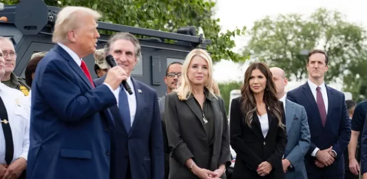 FOTOGRAFÍA. WASHINGTON (ESTADOS UNIDOS DE AMÉRICA, EEUU), 21 DE AGOSTO DE 2025. "Los hombres y mujeres patriotas del Departamento de Seguridad Nacional de los Estados Unidos de América (EEUU) han sido desplegados para ayudar a limpiar las calles de la capital de nuestra nación, Washington". "Gracias, en parte, a su arduo trabajo y valentía, no ha habido ningún asesinato en la última semana en Washington Distrito de Columbia (Washington D. C.)". "En tan solo unos días, los robos de vehículos disminuyeron un 83%, los robos un 52% y los delitos violentos un 40%. Así como el Departamento de Seguridad Nacional (DHS) ejecutó rápidamente la orden del presidente de EEUU, Donald John Trump (primer plano); quien felicita a la fiscal general de los EEUU, miembro del Partido Republicano y exfiscal general de Florida, Pamela Jo Bondi (Pam Bondi) (4i); al a de asegurar el presidente Trump, nosotros nos estamos moviendo a velocidad de vértigo para asegurar las calles de Washington junto con nuestros socios encargados de hacer cumplir la ley federal. ¡Hagamos que estados Unidos de América (EEUU) vuelva a ser segura!". Así ha asegurado hoy la secretaria de Seguridad Nacional de Estados Unidos de América (EEUU) -Administración Donald John Trump/James David Vance, Kristi Lynn Arnold Noem (Kristi Noem) (3i). Lasvocesdelpueblo (Ñ Pueblo)