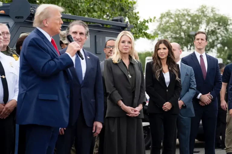 FOTOGRAFÍA. WASHINGTON (ESTADOS UNIDOS DE AMÉRICA, EEUU), 21 DE AGOSTO DE 2025. "Los hombres y mujeres patriotas del Departamento de Seguridad Nacional de los Estados Unidos de América (EEUU) han sido desplegados para ayudar a limpiar las calles de la capital de nuestra nación, Washington". "Gracias, en parte, a su arduo trabajo y valentía, no ha habido ningún asesinato en la última semana en Washington Distrito de Columbia (Washington D. C.)". "En tan solo unos días, los robos de vehículos disminuyeron un 83%, los robos un 52% y los delitos violentos un 40%. Así como el Departamento de Seguridad Nacional (DHS) ejecutó rápidamente la orden del presidente de EEUU, Donald John Trump (primer plano); quien felicita a la fiscal general de los EEUU, miembro del Partido Republicano y exfiscal general de Florida, Pamela Jo Bondi (Pam Bondi) (4i); al a de asegurar el presidente Trump, nosotros nos estamos moviendo a velocidad de vértigo para asegurar las calles de Washington junto con nuestros socios encargados de hacer cumplir la ley federal. ¡Hagamos que estados Unidos de América (EEUU) vuelva a ser segura!". Así ha asegurado hoy la secretaria de Seguridad Nacional de Estados Unidos de América (EEUU) -Administración Donald John Trump/James David Vance, Kristi Lynn Arnold Noem (Kristi Noem) (3i). Lasvocesdelpueblo (Ñ Pueblo)