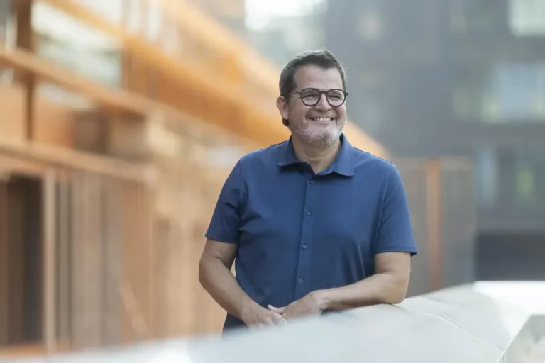 FOTOGRAFÍA. BARCELONA (CATALUÑA) REINO DE ESPAÑA, 17 DE AGOSTO DE 2025. El vicesecretario general de Comunicación y portavoz de la ultraizquierda separatista Esquerra Republicana de Cataluña (ERC), Isaac Albert Agut, aborda en una entrevista con Efe las relaciones de su partido con Junts y explica cómo afrontan los republicanos la Diada del 11 de septiembre de este año. Efe