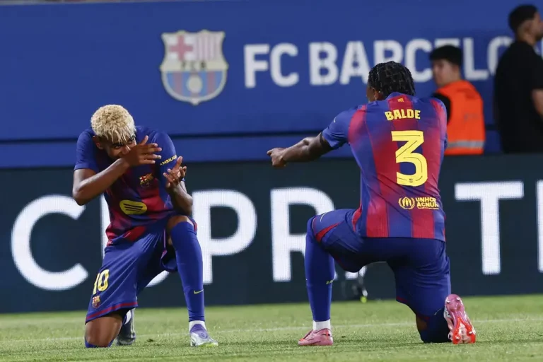 FOTOGRAFÍA. BARCELONA (CATALUÑA) REINO DE ESPAÑA, 10 DE AGOSTO DE 2025. El delantero del FC Barcelona Lamine Yamal (i) celebra su gol con Alejandro Balde, durante el encuentro correspondiente a la 60.ª edición del Trofeo Joan Gamper que FC Barcelona y Como 1907 juegan este domingo en el estadio Johan Cruyff de la localidad barcelonesa de Sant Joan Despí. Efe