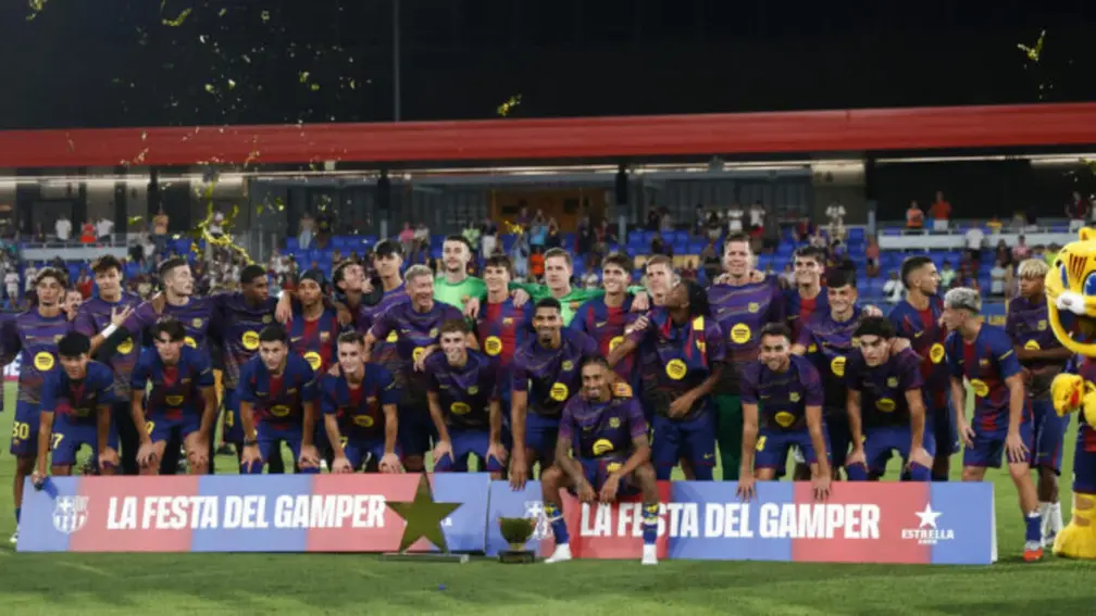 FOTOGRAFÍA. BARCELONA (CATALUÑA) REINO DE ESPAÑA, 10 DE AGOSTO DE 2025. Los jugadores del FC Barcelona posan con la Copa tras el encuentro correspondiente a la 60.ª edición del Trofeo Joan Gamper que FC Barcelona y Como 1907 jugaron este domingo en el estadio Johan Cruyff de la localidad barcelonesa de Sant Joan Despí. Efe