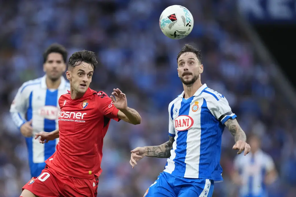 FOTOGRAFÍA. CORNELLÁ DE LLOBREGAT 8BARCELONA) CATALUÑA (REINO DE ESPAÑA, 31 DE AGOSTO DE 2025. El defensa del Espanyol Fernando Calero (d) lucha con Aimar Oroz, de Osasuna, durante el partido de la tercera jornada de LaLiga que RCD Espanyol y Atlético Osasuna juegan en el RCDE Stadium. Efe
