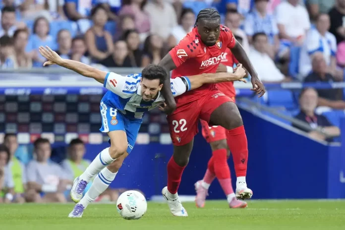 FOTOGRAFÍA. CORNELLÁ DE LLOBREGAT 8BARCELONA) CATALUÑA (REINO DE ESPAÑA, 31 DE AGOSTO DE 2025. El centrocampista del Espanyol Eduardo Expósito (i) lucha con el francés Flavien-Enzo Boyomo, de Osasuna, durante el partido de la tercera jornada de LaLiga que RCD Espanyol y Atlético Osasuna juegan este domingo en el RCDE Stadium. Efe