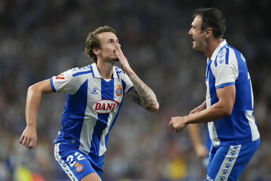FOTOGRAFÍA. CORNELLÁ DE LLOBREGAT 8BARCELONA) CATALUÑA (REINO DE ESPAÑA, 31 DE AGOSTO DE 2025. El defensa del Espanyol Carlos Romero (i) celebra el primer gol de su equipo durante el partido de la tercera jornada de LaLiga que RCD Espanyol y Atlético Osasuna juegan este domingo en el RCDE Stadium. Efe