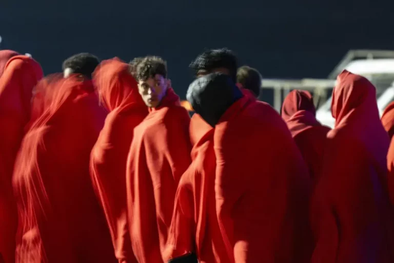 FOTOGRAFÍA. ARRECIFE (LANZAROTE) ISLAS CANARIAS, 12 DE AGOSTO DE 2025.- Llegada al puerto de Arrecife de los 62 soldados de África, subsaharianos y magrebíes, localizados a bordo de una lancha neumática al este de Lanzarote por la Salvamar Al Nair, que los ha rescatado y llevado a puerto. Efe