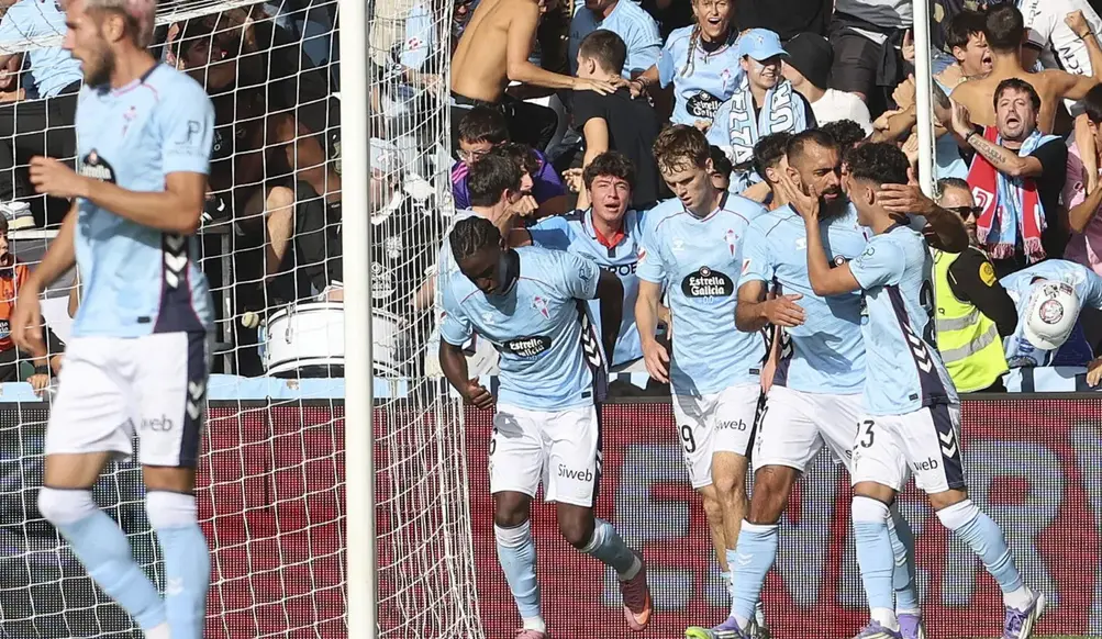 FOTOGRAFÍA. VIGO (REINO DE ESPAÑA), 31 DE AGOSTO DE 2025. El delantero del Celta Borja Iglesias (2d) celebra el gol del empate ante el Villarreal en el partido de LaLiga disputado este domingo en el estadio Balaidos de Vigo. Efe