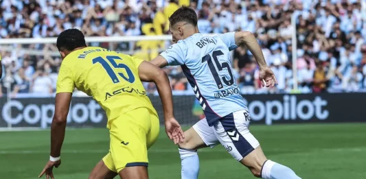 FOTOGRAFÍA. VIGO (REINO DE ESPAÑA), 31 DE AGOSTO DE 2025. El centrocampista del Celta de Vigo Bryan Zaragoza (d) pugna por un balón con el defensa del Villarreal Santiago Mouriño en el partido de LaLiga disputado este domingo en el estadio Balaidos de Vigo. Efe