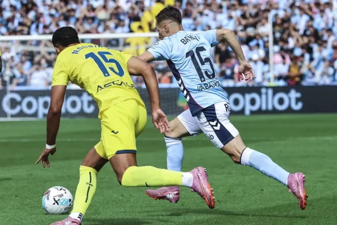 El Villarreal se deja el liderato ante el Celta (2) FOTOGRAFÍA. VIGO (REINO DE ESPAÑA), 31 DE AGOSTO DE 2025. El centrocampista del Celta de Vigo Bryan Zaragoza (d) pugna por un balón con el defensa del Villarreal Santiago Mouriño en el partido de LaLiga disputado este domingo en el estadio Balaidos de Vigo. Efe