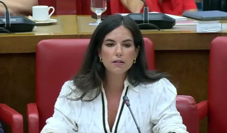 FOTOGRAFÍA. MADRID (REINO DE ESPAÑA), 26 DE AGOSTO DE 2025. Detalle de la Diputación Permanente del Congreso de los Diputados, en su sesión de hoy 26 de agosto de 2025, que muestra a la portavoz del Grupo Parlamentario VOX, María José Rodríguez de Millán Parro (Pepa Millán), durante su intervención. Lasvocesdelpueblo (Ñ Pueblo)