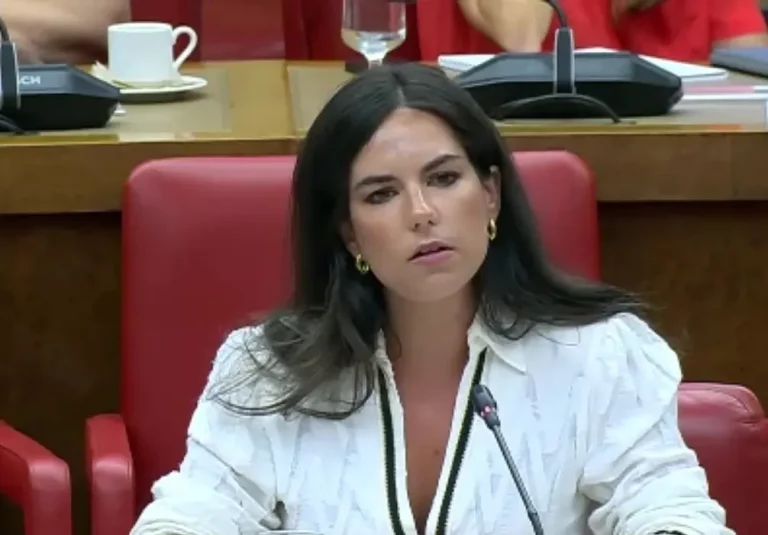 FOTOGRAFÍA. MADRID (REINO DE ESPAÑA), 26 DE AGOSTO DE 2025. Detalle de la Diputación Permanente del Congreso de los Diputados, en su sesión de hoy 26 de agosto de 2025, que muestra a la portavoz del Grupo Parlamentario VOX, María José Rodríguez de Millán Parro (Pepa Millán), durante su intervención. Lasvocesdelpueblo (Ñ Pueblo)