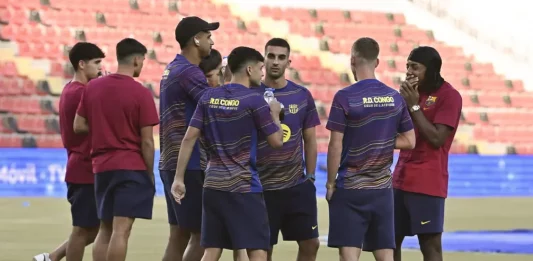 FOTOGRAFÍA. VALLECAS (COMUNIDAD DE MADRID9 REINO DE ESPAÑA, 31 DE AGOSTO DE 2025. Los jugadores del Barcelona momentos antes del partido de LaLiga entre el Rayo Vallecano y el Barcelona, este domingo en el estadio de Vallecas. Efe