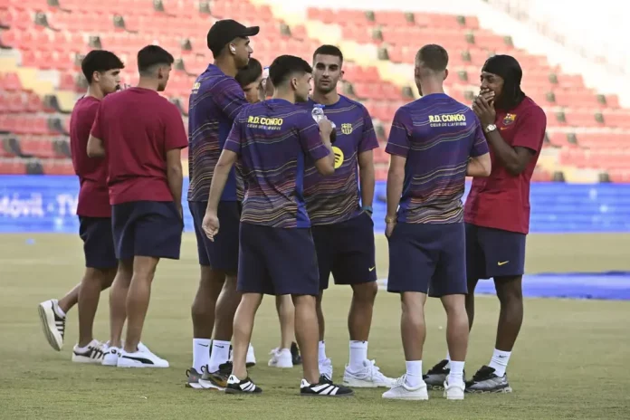 El once del Barcelona frente al Rayo Vallecano FOTOGRAFÍA. VALLECAS (COMUNIDAD DE MADRID9 REINO DE ESPAÑA, 31 DE AGOSTO DE 2025. Los jugadores del Barcelona momentos antes del partido de LaLiga entre el Rayo Vallecano y el Barcelona, este domingo en el estadio de Vallecas. Efe