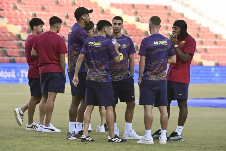 FOTOGRAFÍA. VALLECAS (COMUNIDAD DE MADRID9 REINO DE ESPAÑA, 31 DE AGOSTO DE 2025. Los jugadores del Barcelona momentos antes del partido de LaLiga entre el Rayo Vallecano y el Barcelona, este domingo en el estadio de Vallecas. Efe