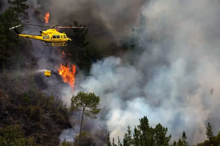 FOTOGRAFÍA. SAN ANTOLÍN DE IBIS (ASTURIAS), 27 DE AGOSTO DE 2025. Un helicóptero en labores de extinción del incendio que afecta a los alrededores de San Antolín de Ibias este miércoles. Efe