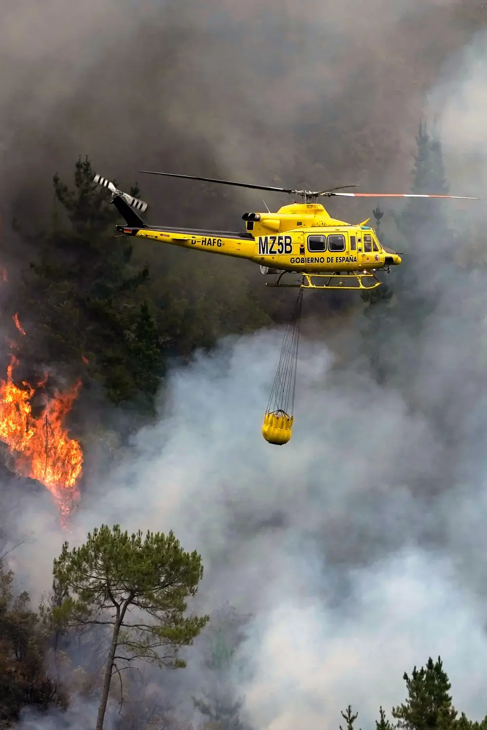 FOTOGRAFÍA. SAN ANTOLÍN DE IBIS (ASTURIAS), 27 DE AGOSTO DE 2025. Un helicóptero en labores de extinción del incendio que afecta a los alrededores de San Antolín de Ibias este miércoles. Efe