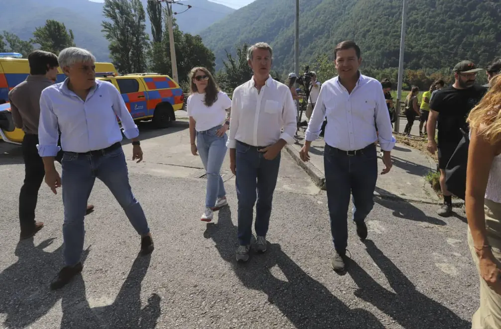 FOTOGRAFÍA. PASILLO DEL SIL (LEÓN) CASTILLA Y LEÓN (REINO DE ESPAÑA), 15 DE AGOSTO DE 2025. El líder del Partido Popular (PP), Alberto Núñez Feijóo (c), visita este viernes, acompañado del presidente de la Junta de Castilla y León, Alfonso Fernández Mañueco (d), el puesto de mando avanzado de Palacios del Sil, en León. Efe