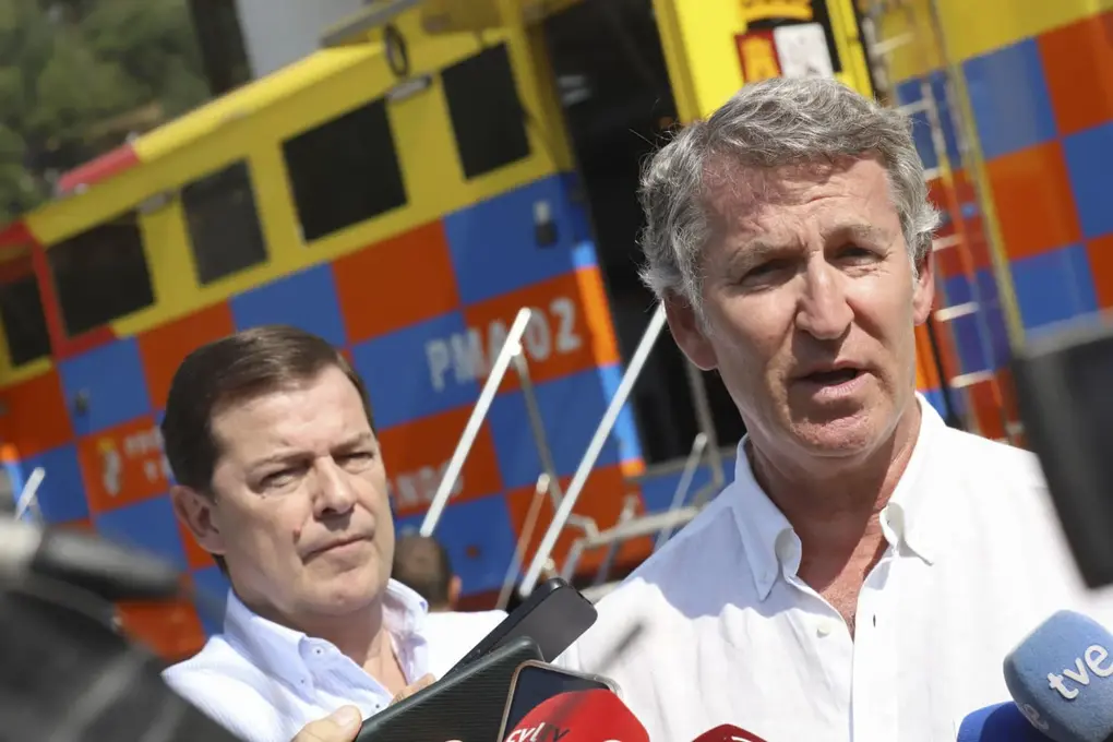 FOTOGRAFÍA. PASILLO DEL SIL (LEÓN) CASTILLA Y LEÓN (REINO DE ESPAÑA), 15 DE AGOSTO DE 2025. El líder del Partido Popular (PP), Alberto Núñez Feijóo (d), visita este viernes, acompañado del presidente de la Junta de Castilla y León, Alfonso Fernández Mañueco (i), el puesto de mando avanzado de Palacios del Sil, en León. Efe