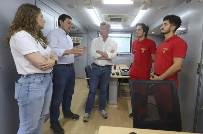 España está ante una crisis nacional por incendios (3) FOTOGRAFÍA. PASILLO DEL SIL (LEÓN) CASTILLA Y LEÓN (REINO DE ESPAÑA), 15 DE AGOSTO DE 2025. El líder del Partido Popular (PP), Alberto Núñez Feijóo (c), visita este viernes, acompañado del presidente de la Junta de Castilla y León, Alfonso Fernández Mañueco (2i), el puesto de mando avanzado de Palacios del Sil, en León. Efe