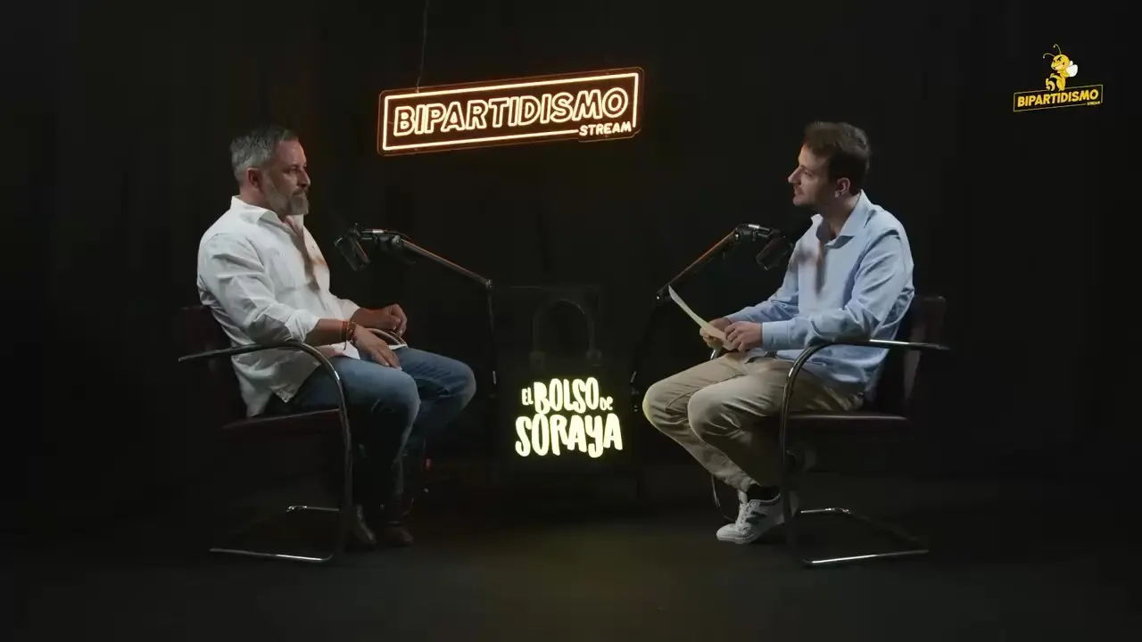 FOTOGRAFÍA. BARCELONA (CATALUÑA)/MADRID (COMUNIDAD DE MADRID) REINO DE ESPAÑA, 10 DE AGOSTO DE 2025. El presidente de VOX y líder de Patriots of Europe, Santiago Abascal Conde, registrado este domingo durante una entrevista con el Canal YouTube "Bipartidismo Stream". Lasvocesdelpueblo (Ñ Pueblo)