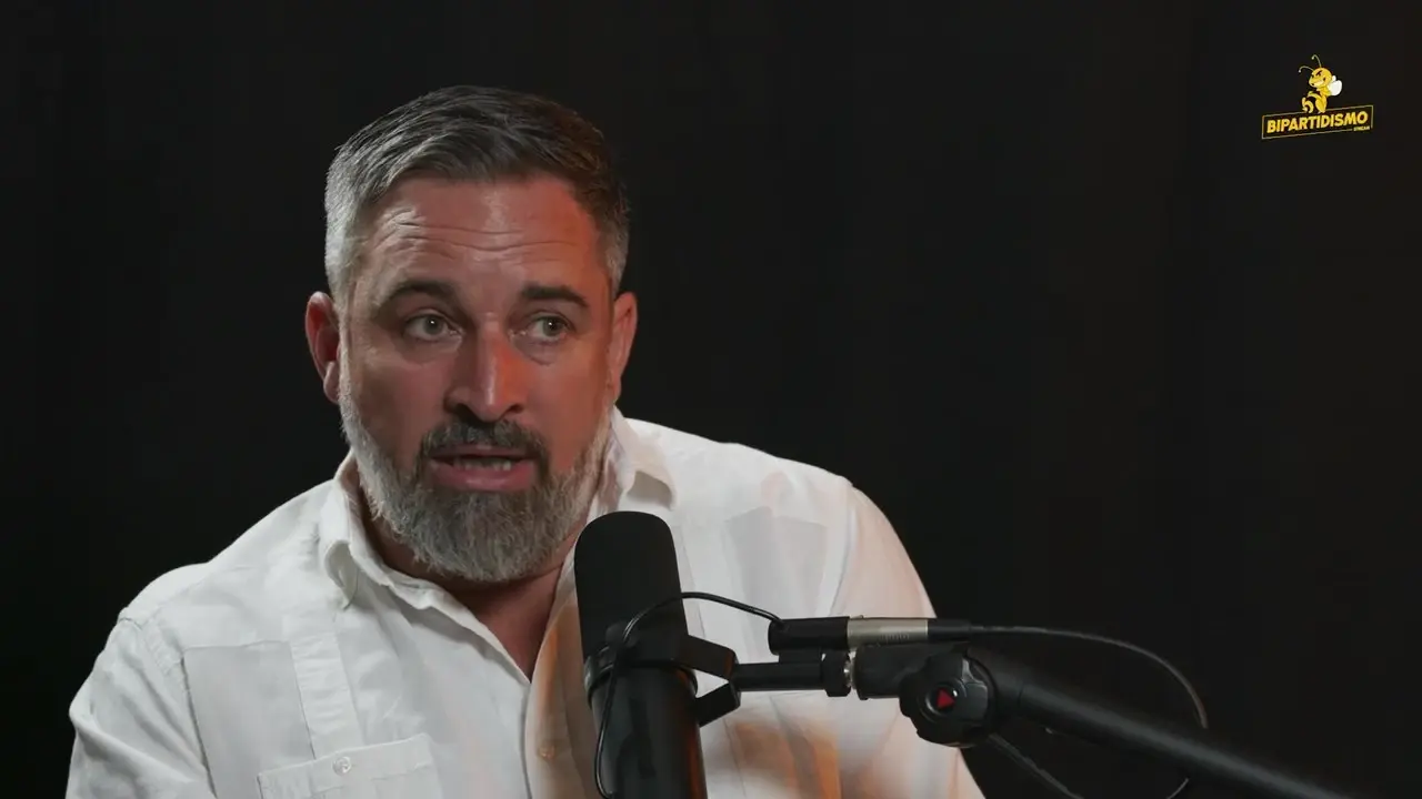 FOTOGRAFÍA. BARCELONA (CATALUÑA)/MADRID (COMUNIDAD DE MADRID) REINO DE ESPAÑA, 10 DE AGOSTO DE 2025. El presidente de VOX y líder de Patriots of Europe, Santiago Abascal Conde, registrado este domingo durante una entrevista con el Canal YouTube "Bipartidismo Stream". Lasvocesdelpueblo (Ñ Pueblo)