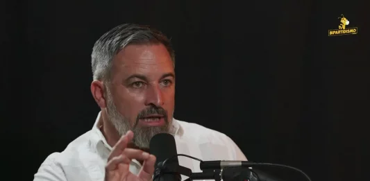 FOTOGRAFÍA. BARCELONA (CATALUÑA)/MADRID (COMUNIDAD DE MADRID) REINO DE ESPAÑA, 10 DE AGOSTO DE 2025. El presidente de VOX y líder de Patriots of Europe, Santiago Abascal Conde, registrado este domingo durante una entrevista con el Canal YouTube "Bipartidismo Stream", en la que advirtió de que "España no es Marruecos ni Al-Ándalus ni va a serlo", frente al avance del islamismo en España y de la invasión migratoria. Lasvocesdelpueblo (Ñ Pueblo)