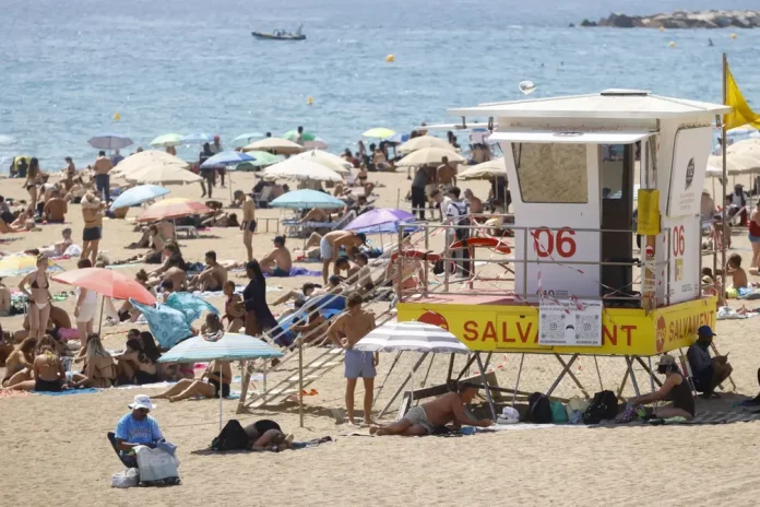 Este sábado cielos poco nubosos en España FOTOGRAFÍA. BARCELONETA (CIUDAD DE BARCELONA) BARCELONA (CATALUÑA) REINO DE ESPAÑA, 22 DE AGOSTO DE 2025. Aspecto de una torre de salvamento en la playa de la Barceloneta, este viernes, en que los socorristas, en huelga desde el pasado 1 de agosto, se han concentrado frente al Ayuntamiento de Barcelona. Efe