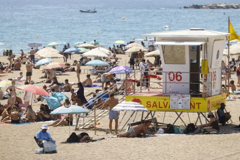 FOTOGRAFÍA. BARCELONETA (CIUDAD DE BARCELONA) BARCELONA (CATALUÑA) REINO DE ESPAÑA, 22 DE AGOSTO DE 2025. Aspecto de una torre de salvamento en la playa de la Barceloneta, este viernes, en que los socorristas, en huelga desde el pasado 1 de agosto, se han concentrado frente al Ayuntamiento de Barcelona. Efe