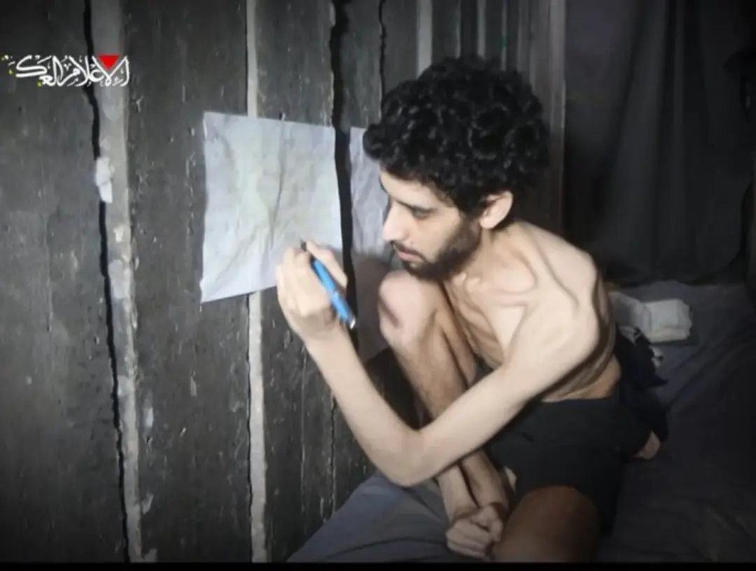 FOTOGRAFÍA. GAZA (FRANJA DE GAZA), 02 DE JULIO DE 2025. La familia de Evyatar David, uno de los rehenes israelíes en manos del grupo nazi-islamista Hamás ISIS, ha autorizado a la prensa este sábado la publicación editada de una parte del video que los islamofascistas difundieron la noche anterior. El grupo terrorista socio de los promotores de la campaña internacional antiIsrael y antisemita, usa a un judío como experimento de hambre bajo tierra en el califato islámico de Gaza. Lasvocesdelpueblo (Ñ Pueblo)