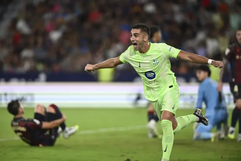 FOTOGRAFÍA. VALENCIA (REINO DE ESPAÑA), 23 DE AGOSTO DE 2025. El delantero del Barcelona Ferrán Torres celebra el tercer gol ante el Levante, durante el partido de LaLiga de fútbol que Levante UD y FC Barcelona disputaron en el estadio Ciutat de Valencia. Efe