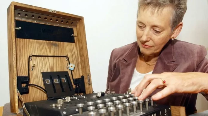Fallece la jefa M15 FOTOGRAFÍA. LONDRES (REINO UNIDO), 29 DE SEPTIEMBRE DE 2023. La jefa de M15, y primera mujer en dirigir el MI5 (servicio de inteligencia británico), Stella Rimington, observa una máquina decodificadora 'Enigma' en la Oficina de Registros Públicos de Kew, Londres, Reino Unido. Efe