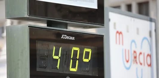 FOTOGRAFÍA. MURCIA (REGIÓN DE MURCIA), 17 DE AGOSTO DE 2025. Vista de un termómetro que marca 40 grados este domingo, en Murcia. El Ayuntamiento activa un dispositivo especial de atención a las personas sin hogar ante la alerta roja por calor en Murcia desde media mañana y hasta las 21:00 horas. Efe