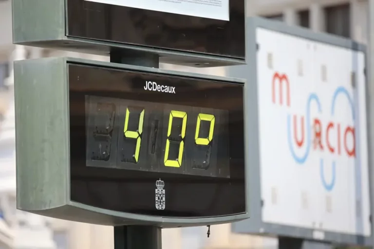 FOTOGRAFÍA. MURCIA (REGIÓN DE MURCIA), 17 DE AGOSTO DE 2025. Vista de un termómetro que marca 40 grados este domingo, en Murcia. El Ayuntamiento activa un dispositivo especial de atención a las personas sin hogar ante la alerta roja por calor en Murcia desde media mañana y hasta las 21:00 horas. Efe