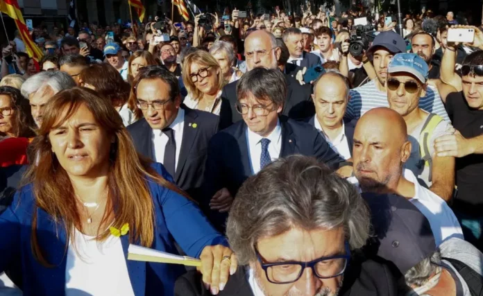 Fugaz retorno de Puigdemont a Cataluña FOTOGRAFÍA. BARCELONA (REINO DE ESPAÑA), 08 DE AGOSTO DE 2024. El golpista separatista expresidente del Govern de la Generalitat de Catalunya, fundador único y líder de la derechista cobarde secesionista Junts per Catalunya (JxCat, Carles Puigdemont Casamajó (segunda fila c)), llegó poco antes de las 9:00 horas de la mañana al paseo Lluís Companys de Barcelona para el llamado "recibimiento institucional", organizado por su partido y asociaciones sepa-ratas, y también con representantes de partidos separatistas ERC y CUP y, por supuesto, del llamado "Govern del 1-O", el Gobierno fascista separatista que okupó la Generalitat de Catalunya en 2017. Contra él, el juez instructor del Caso Procés, Pablo Llarena Conde, activó la órden de detención nacional tras denegarle la amnistía corrupta. Además, el Tribunal Supremo sentenció que el prófugo no es amnistiable. En este mismo sentido, el juez instructor del caso Volohv denegó amnistiar a Puigdemont, quien ahora se enfrenta a una inminente detención. Efe
