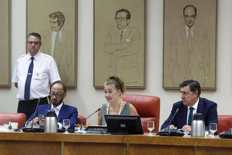 FOTOGRAFÍA. MADRID (REINO DE ESPAÑA), 28 DE AGOSTO DE 2025. La presidente del Congreso de los Diputados por el Ps, Francina Armengol (c) da inicio a la reunión de la Diputación Permanente del Congreso de los Dip. Efe
