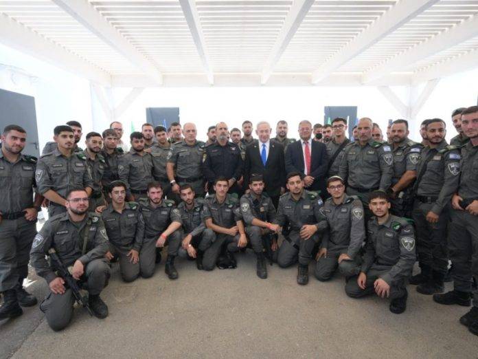FOTOGRAFÍA. 14 DE AGOSTO DE 2025. El primer ministro de israel, Benjamín Netanyahu (c) a los combatientes de la "Compañía Ortodoxa Avnet de la Policía Fronteriza" de Israel. «No hay contradicción entre la Torá y el servicio. Están aquí cumpliendo una mitzvá sagrada: asegurar la eternidad de Israel». El mandatario israelí visitó este jueves 14 de agosto de 2025 a los combatientes de la compañía Ortodoxa Avnet de la Policía Fronteriza, junto con el ministro de Seguridad Nacional, Itamar Ben-Gvir, el inspector general de la policía de Israel, Danny Levy, y el comandante de la policía fronteriza, Brik Yitzhak. El Primer Ministro fue informado por el comandante de la Policía Fronteriza del Distrito de Jerusalén, Eiran Levy, sobre la actividad en el sector, así como sobre la compañía ortodoxa, que combina el combate y la adhesión a un estilo de vida ortodoxo. Netanyahu habló con los combatientes y quedó impresionado por su gran motivación para servir, su estricto entrenamiento y sus logros operativos en el campo. Lasvocesdelpueblo (Ñ Pueblo)