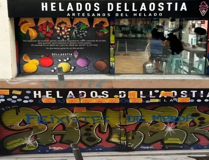 COMBO DE FOTOGRAFÍAS. BARRIO DE GRACIA (CIUDAD DE BARCELONA) BARCELONA (CATALUÑA) REINO DE ESPAÑA, 21 DE AGOSTO DE 2025. El comercio catalán "Helados Dellaostia - Artesanos del Helado" sufre un violento ataque por parte de vándalos catalanistas por atender a sus cliente en español (castellano) en el barrio de Gracia (Ciudad de Barcelona) Cataluña (Reino de España) durante la fiesta Mayor del barrio de Gracia del pasado domingo 17 de agosto de 2025. Concretamente, ese domingo, el Consejero de Distrito del Ayuntamiento de Barcelona por Esquerra Republicana de Catalunya (ERC), Guillem Roma Batlle, denuncia al comercio catalán "Helados Dellaostia - Artesanos del Helado" en un hilo de tres mensajes en la red social X, alertando a la prensa separatista por lo que tachó de "discriminación lingüística" contra su mujer durante la fiesta Mayor del barrio de Gracia, con la dirección del negocio, las reseñas y una foto de este comercio, por supuesto, una victimización sin precedentes, buscando una respuesta de los de siempre, al pedir ayudar a las asociaciones y partidos separatistas, salvo a Aliança Catalana (AC) de la patriota separatista Sílvia Orriols Serra, como Ómnium, ERC, Junts per Catalunya (JxCat) y CUP. VOX ha mostrado todo su apoyo a los comerciantes catalanes y ha presentado iniciativas municipales para proteger el comercio de los ataques de vándalos catalanistas. Lasvocesdelpueblo (Ñ Pueblo)