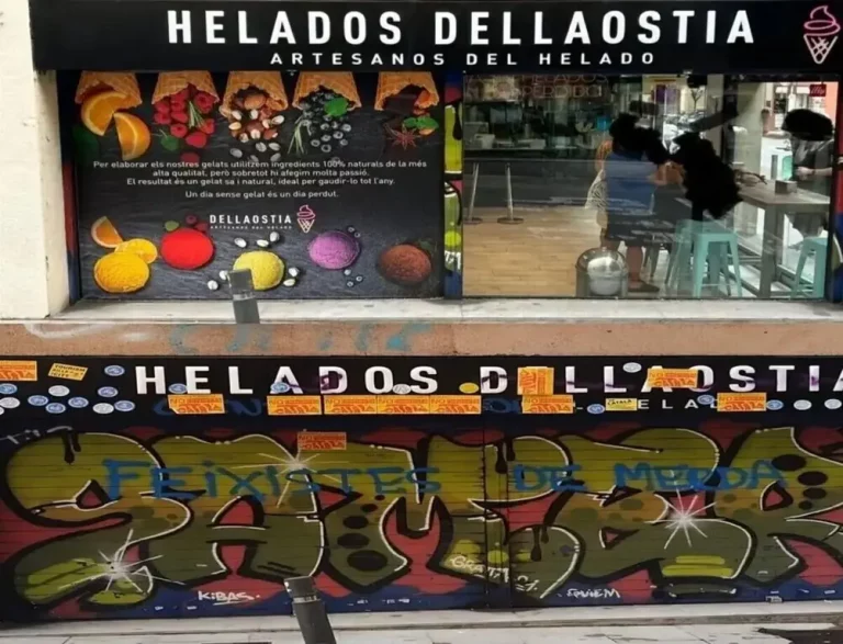 COMBO DE FOTOGRAFÍAS. BARRIO DE GRACIA (CIUDAD DE BARCELONA) BARCELONA (CATALUÑA) REINO DE ESPAÑA, 21 DE AGOSTO DE 2025. El comercio catalán "Helados Dellaostia - Artesanos del Helado" sufre un violento ataque por parte de vándalos catalanistas por atender a sus cliente en español (castellano) en el barrio de Gracia (Ciudad de Barcelona) Cataluña (Reino de España) durante la fiesta Mayor del barrio de Gracia del pasado domingo 17 de agosto de 2025. Concretamente, ese domingo, el Consejero de Distrito del Ayuntamiento de Barcelona por Esquerra Republicana de Catalunya (ERC), Guillem Roma Batlle, denuncia al comercio catalán "Helados Dellaostia - Artesanos del Helado" en un hilo de tres mensajes en la red social X, alertando a la prensa separatista por lo que tachó de "discriminación lingüística" contra su mujer durante la fiesta Mayor del barrio de Gracia, con la dirección del negocio, las reseñas y una foto de este comercio, por supuesto, una victimización sin precedentes, buscando una respuesta de los de siempre, al pedir ayudar a las asociaciones y partidos separatistas, salvo a Aliança Catalana (AC) de la patriota separatista Sílvia Orriols Serra, como Ómnium, ERC, Junts per Catalunya (JxCat) y CUP. VOX ha mostrado todo su apoyo a los comerciantes catalanes y ha presentado iniciativas municipales para proteger el comercio de los ataques de vándalos catalanistas. Lasvocesdelpueblo (Ñ Pueblo)
