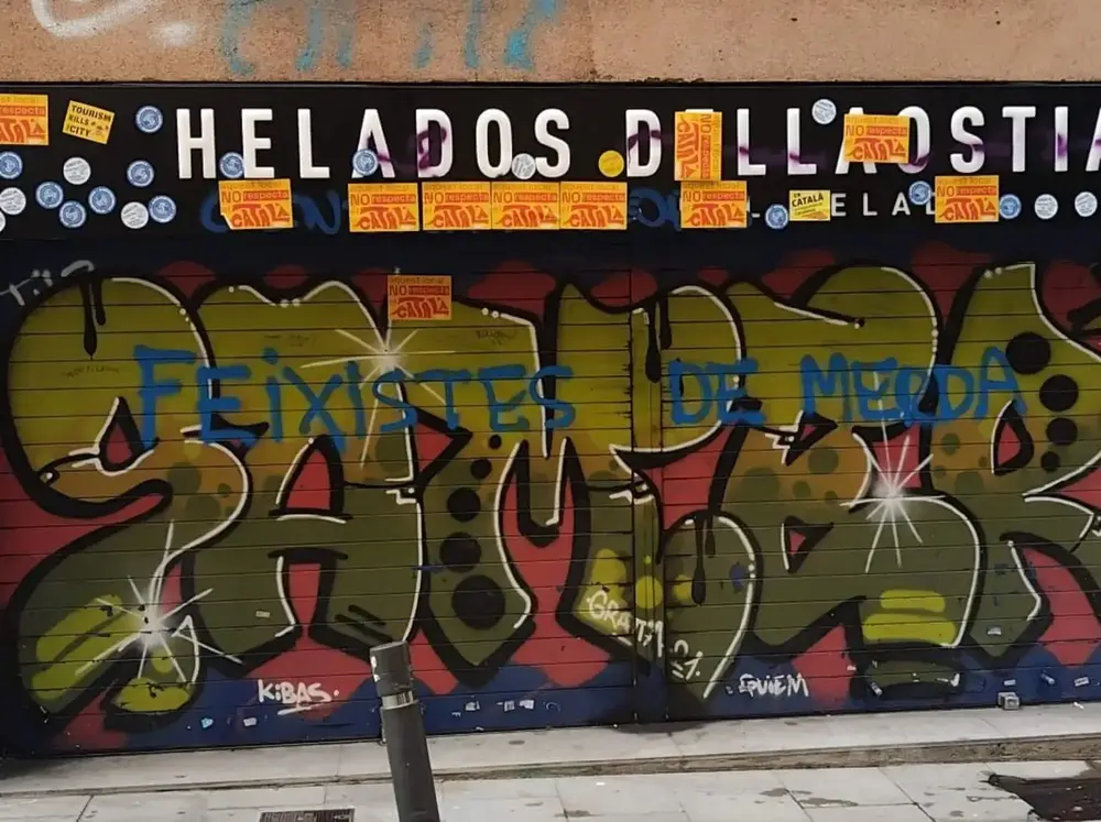 FOTOGRAFÍA. BARRIO DE GRACIA (CIUDAD DE BARCELONA) BARCELONA (CATALUÑA) REINO DE ESPAÑA, 21 DE AGOSTO DE 2025. El comercio catalán "Helados Dellaostia - Artesanos del Helado" sufre un violento ataque por parte de vándalos catalanistas por atender a sus cliente en español (castellano) en el barrio de Gracia (Ciudad de Barcelona) Cataluña (Reino de España) durante la fiesta Mayor del barrio de Gracia del pasado domingo 17 de agosto de 2025. Concretamente, ese domingo, el Consejero de Distrito del Ayuntamiento de Barcelona por Esquerra Republicana de Catalunya (ERC), Guillem Roma Batlle, denuncia al comercio catalán "Helados Dellaostia - Artesanos del Helado" en un hilo de tres mensajes en la red social X, alertando a la prensa separatista por lo que tachó de "discriminación lingüística" contra su mujer durante la fiesta Mayor del barrio de Gracia, con la dirección del negocio, las reseñas y una foto de este comercio, por supuesto, una victimización sin precedentes, buscando una respuesta de los de siempre, al pedir ayudar a las asociaciones y partidos separatistas, salvo a Aliança Catalana (AC) de la patriota separatista Sílvia Orriols Serra, como Ómnium, ERC, Junts per Catalunya (JxCat) y CUP. VOX ha mostrado todo su apoyo a los comerciantes catalanes y ha presentado iniciativas municipales para proteger el comercio de los ataques de vándalos catalanistas. Lasvocesdelpueblo (Ñ Pueblo)