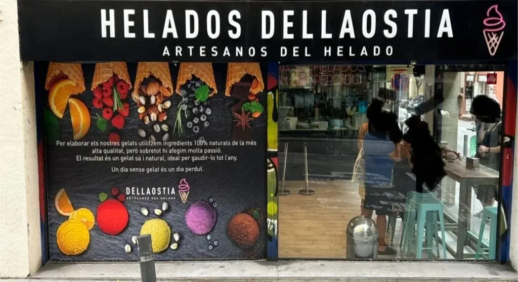 FOTOGRAFÍA. BARRIO DE GRACIA (CIUDAD DE BARCELONA) BARCELONA (CATALUÑA) REINO DE ESPAÑA, 21 DE AGOSTO DE 2025. El comercio catalán "Helados Dellaostia - Artesanos del Helado" sufre un violento ataque por parte de vándalos catalanistas por atender a sus cliente en español (castellano) en el barrio de Gracia (Ciudad de Barcelona) Cataluña (Reino de España) durante la fiesta Mayor del barrio de Gracia del pasado domingo 17 de agosto de 2025. Concretamente, ese domingo, el Consejero de Distrito del Ayuntamiento de Barcelona por Esquerra Republicana de Catalunya (ERC), Guillem Roma Batlle, denuncia al comercio catalán "Helados Dellaostia - Artesanos del Helado" en un hilo de tres mensajes en la red social X, alertando a la prensa separatista por lo que tachó de "discriminación lingüística" contra su mujer durante la fiesta Mayor del barrio de Gracia, con la dirección del negocio, las reseñas y una foto de este comercio, por supuesto, una victimización sin precedentes, buscando una respuesta de los de siempre, al pedir ayudar a las asociaciones y partidos separatistas, salvo a Aliança Catalana (AC) de la patriota separatista Sílvia Orriols Serra, como Ómnium, ERC, Junts per Catalunya (JxCat) y CUP. VOX ha mostrado todo su apoyo a los comerciantes catalanes y ha presentado iniciativas municipales para proteger el comercio de los ataques de vándalos catalanistas. Lasvocesdelpueblo (Ñ Pueblo)