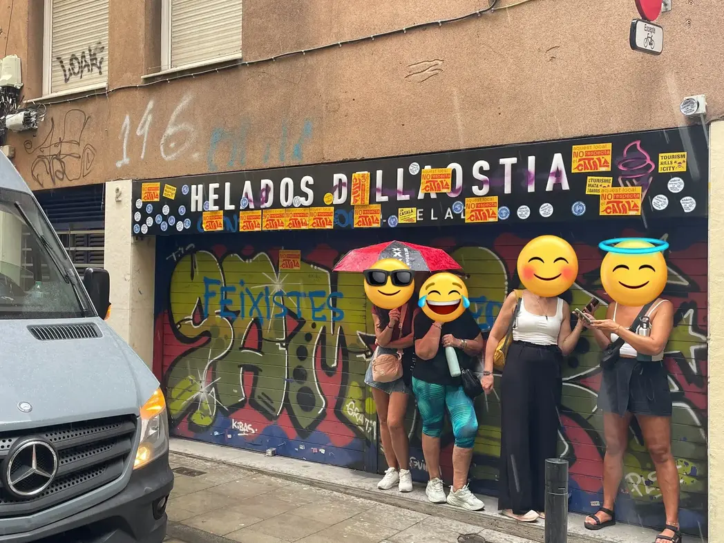 FOTOGRAFÍA. BARRIO DE GRACIA (CIUDAD DE BARCELONA) BARCELONA (CATALUÑA) REINO DE ESPAÑA, 21 DE AGOSTO DE 2025. El comercio catalán "Helados Dellaostia - Artesanos del Helado" sufre un violento ataque por parte de vándalos catalanistas por atender a sus cliente en español (castellano) en el barrio de Gracia (Ciudad de Barcelona) Cataluña (Reino de España) durante la fiesta Mayor del barrio de Gracia del pasado domingo 17 de agosto de 2025. Concretamente, ese domingo, el Consejero de Distrito del Ayuntamiento de Barcelona por Esquerra Republicana de Catalunya (ERC), Guillem Roma Batlle, denuncia al comercio catalán "Helados Dellaostia - Artesanos del Helado" en un hilo de tres mensajes en la red social X, alertando a la prensa separatista por lo que tachó de "discriminación lingüística" contra su mujer durante la fiesta Mayor del barrio de Gracia, con la dirección del negocio, las reseñas y una foto de este comercio, por supuesto, una victimización sin precedentes, buscando una respuesta de los de siempre, al pedir ayudar a las asociaciones y partidos separatistas, salvo a Aliança Catalana (AC) de la patriota separatista Sílvia Orriols Serra, como Ómnium, ERC, Junts per Catalunya (JxCat) y CUP. VOX ha mostrado todo su apoyo a los comerciantes catalanes y ha presentado iniciativas municipales para proteger el comercio de los ataques de vándalos catalanistas. Sergi Maraña (@SergiMaranya)/Lasvocesdelpueblo (Ñ Pueblo)