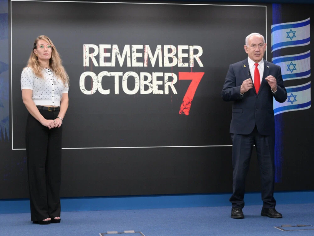 FOTOGRAFÍA. JERUSALÉN (ISRAEL), 29 DE AGOSTO DE 2025/NETIV HAASARA (HOF ASHKEON) DISTRITO DEL SUR DE ISRAEL) FRONTERA CON GRANJA DE GAZA, 7 DE OCTUBRE DE 2023. "Mi esposa, Sara Ben-Artzi (Sara Netanyahu o Sara Ben-Artzi Netanyahu), y yo (Benjamín Netanyahu) nos reunimos anoche con Sabine Ta'assa, quien perdió a su pareja y a su hijo en la masacre del 7 de octubre. Durante la reunión, Sabine compartió con nosotros el dolor y la dura realidad de su vida desde ese día: sobre los niños que fueron lastimados, la difícil rehabilitación que ella y su familia están atravesando, y el coraje que necesita para levantarse cada mañana y seguir adelante. Con un profundo sentido de misión, Sabine decidió sumarse a la labor de divulgación del Estado de Israel y permitir la proyección de algunas de las impactantes imágenes filmadas en la casa de su familia en la Comunidad Rural ("moshav") de Netiv HaAsara -bajo la jurisdicción del Concejo Regional del municipio israelí de Hof Ashkelon-. El video es extremadamente difícil de ver, pero es necesario para que el mundo lo entienda: Israel no permitirá que Hamás nazi repita las atrocidades del 7 de octubre. Agradecemos a Sabine desde el fondo de nuestro corazón por su valentía, por su disposición a revelar su dolor personal por el bien de la verdad y por situarse a la vanguardia de la defensa para exponer el rostro del mal. El Estado de Israel seguirá actuando con todas sus fuerzas hasta derrotar a Hamás y recuperar a todos los rehenes. Bibi (Benjamín Netanyahu)/Lasvocesdelpueblo (Ñ Pueblo)