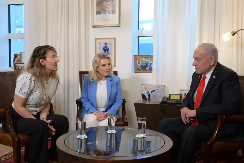 FOTOGRAFÍA. JERUSALÉN (ISRAEL), 29 DE AGOSTO DE 2025/NETIV HAASARA (HOF ASHKEON) DISTRITO DEL SUR DE ISRAEL) FRONTERA CON GRANJA DE GAZA, 7 DE OCTUBRE DE 2023. "Mi esposa, Sara Ben-Artzi (Sara Netanyahu o Sara Ben-Artzi Netanyahu), y yo (Benjamín Netanyahu) nos reunimos anoche con Sabine Ta'assa, quien perdió a su pareja y a su hijo en la masacre del 7 de octubre. Durante la reunión, Sabine compartió con nosotros el dolor y la dura realidad de su vida desde ese día: sobre los niños que fueron lastimados, la difícil rehabilitación que ella y su familia están atravesando, y el coraje que necesita para levantarse cada mañana y seguir adelante. Con un profundo sentido de misión, Sabine decidió sumarse a la labor de divulgación del Estado de Israel y permitir la proyección de algunas de las impactantes imágenes filmadas en la casa de su familia en la Comunidad Rural ("moshav") de Netiv HaAsara -bajo la jurisdicción del Concejo Regional del municipio israelí de Hof Ashkelon-. El video es extremadamente difícil de ver, pero es necesario para que el mundo lo entienda: Israel no permitirá que Hamás nazi repita las atrocidades del 7 de octubre. Agradecemos a Sabine desde el fondo de nuestro corazón por su valentía, por su disposición a revelar su dolor personal por el bien de la verdad y por situarse a la vanguardia de la defensa para exponer el rostro del mal. El Estado de Israel seguirá actuando con todas sus fuerzas hasta derrotar a Hamás y recuperar a todos los rehenes. Bibi (Benjamín Netanyahu)/Lasvocesdelpueblo (Ñ Pueblo)