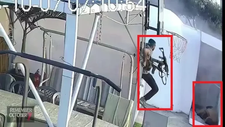 FOTOGRAFÍA. JERUSALÉN (ISRAEL), 29 DE AGOSTO DE 2025/NETIV HAASARA (HOF ASHKEON) DISTRITO DEL SUR DE ISRAEL) FRONTERA CON GRANJA DE GAZA, 7 DE OCTUBRE DE 2023. "Mi esposa, Sara Ben-Artzi (Sara Netanyahu o Sara Ben-Artzi Netanyahu), y yo (Benjamín Netanyahu) nos reunimos anoche con Sabine Ta'assa, quien perdió a su pareja y a su hijo en la masacre del 7 de octubre. Durante la reunión, Sabine compartió con nosotros el dolor y la dura realidad de su vida desde ese día: sobre los niños que fueron lastimados, la difícil rehabilitación que ella y su familia están atravesando, y el coraje que necesita para levantarse cada mañana y seguir adelante. Con un profundo sentido de misión, Sabine decidió sumarse a la labor de divulgación del Estado de Israel y permitir la proyección de algunas de las impactantes imágenes filmadas en la casa de su familia en la Comunidad Rural ("moshav") de Netiv HaAsara -bajo la jurisdicción del Concejo Regional del municipio israelí de Hof Ashkelon-. El video es extremadamente difícil de ver, pero es necesario para que el mundo lo entienda: Israel no permitirá que Hamás nazi repita las atrocidades del 7 de octubre. Agradecemos a Sabine desde el fondo de nuestro corazón por su valentía, por su disposición a revelar su dolor personal por el bien de la verdad y por situarse a la vanguardia de la defensa para exponer el rostro del mal. El Estado de Israel seguirá actuando con todas sus fuerzas hasta derrotar a Hamás y recuperar a todos los rehenes. Bibi (Benjamín Netanyahu)/Lasvocesdelpueblo (Ñ Pueblo)