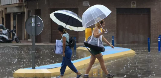 FOTOGRAFÍA. ALICANTE (COMUNIDAD VALENCIANA) REINO DE ESPAÑA, 03 DE SEPTIEMBRE DE 2025. detalle de una imagen de una calle bajo la lluvia en Alicante. Efe