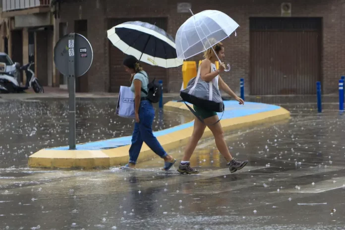 Hoy domingo chubascos y tormentas en España (1) FOTOGRAFÍA. ALICANTE (COMUNIDAD VALENCIANA) REINO DE ESPAÑA, 03 DE SEPTIEMBRE DE 2025. detalle de una imagen de una calle bajo la lluvia en Alicante. Efe