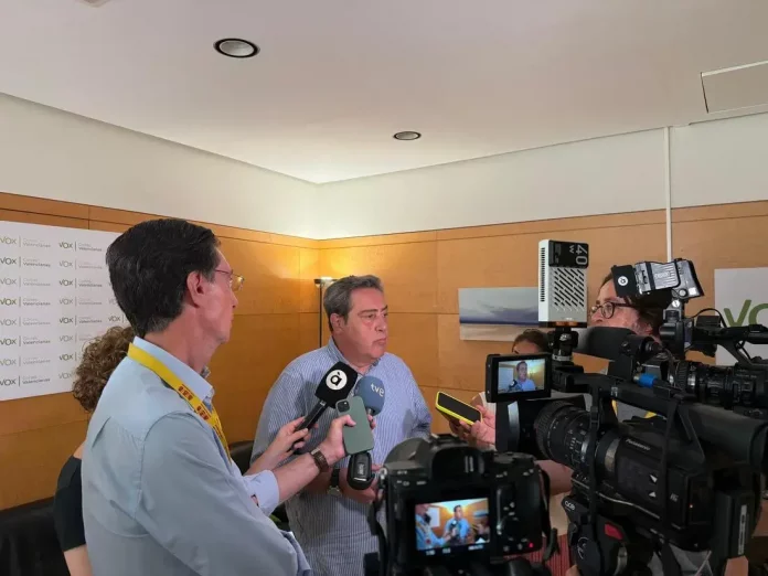 El PP tiene que elegir entre valencianos y separatistas catalanes FOTOGRAFÍA. VALENCIA (COMUNIDAD VALENCIANA) REINO DE ESPAÑA, 25 DE AGOSTO DE 2025. El portavoz del Grupo Parlamentario VOX en las Cortes Valencianas, José María Llanos Pitarch, registrado este lunes durante una rueda de prensa. Lasvocesdelpueblo (Ñ Pueblo)