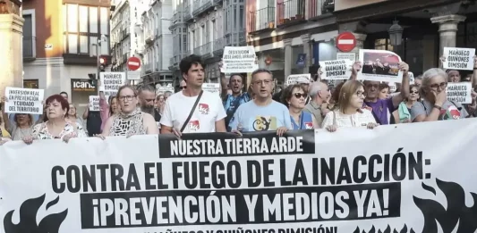 FOTOGRAFÍA. VALLADOLID (CASTILLA Y LEÓN) REINO DE ESPAÑA, 20 DE AGOSTO DE 2025. Más de 1.500 personas, movilizadas por parte de Izquierda extrema PSOE y el "pack" de la ultraizquierda en Castilla y León (Sumar, Podemos, Alianza Verde, Valladolid Toma la Palabra, VTLP) junto a los sindicatos sindicatos de ultraizquierda e izquierda extrema, Confederación General del Trabajo (CGT) y Confederación Nacional del Trabajo (CNT), así como miembros de Comisiones Obreras (CCOO) y ONG ultras afines a la ultraizquierdas y terrorismo climático, se han manifestado este miércoles en Valladolid para exigir la dimisión del presidente del Gobierno en minoría de la Junta de Castilla y León por el Partido popular (PP), Alfonso Fernández Mañueco, y del consejero de Medio Ambiente, Juan Carlos Suárez-Quiñones, por su gestión de los incendios forestales en la comunidad. Efe