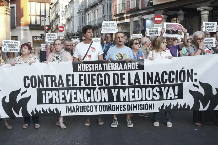 Incendios España, Izquierda extrema PSOE y ultraizquierda pide la dimisión de Mañueco (PP) (1) FOTOGRAFÍA. VALLADOLID (CASTILLA Y LEÓN) REINO DE ESPAÑA, 20 DE AGOSTO DE 2025. Más de 1.500 personas, movilizadas por parte de Izquierda extrema PSOE y el "pack" de la ultraizquierda en Castilla y León (Sumar, Podemos, Alianza Verde, Valladolid Toma la Palabra, VTLP) junto a los sindicatos sindicatos de ultraizquierda e izquierda extrema, Confederación General del Trabajo (CGT) y Confederación Nacional del Trabajo (CNT), así como miembros de Comisiones Obreras (CCOO) y ONG ultras afines a la ultraizquierdas y terrorismo climático, se han manifestado este miércoles en Valladolid para exigir la dimisión del presidente del Gobierno en minoría de la Junta de Castilla y León por el Partido popular (PP), Alfonso Fernández Mañueco, y del consejero de Medio Ambiente, Juan Carlos Suárez-Quiñones, por su gestión de los incendios forestales en la comunidad. Efe