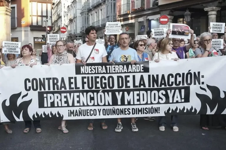 FOTOGRAFÍA. VALLADOLID (CASTILLA Y LEÓN) REINO DE ESPAÑA, 20 DE AGOSTO DE 2025. Más de 1.500 personas, movilizadas por parte de Izquierda extrema PSOE y el "pack" de la ultraizquierda en Castilla y León (Sumar, Podemos, Alianza Verde, Valladolid Toma la Palabra, VTLP) junto a los sindicatos sindicatos de ultraizquierda e izquierda extrema, Confederación General del Trabajo (CGT) y Confederación Nacional del Trabajo (CNT), así como miembros de Comisiones Obreras (CCOO) y ONG ultras afines a la ultraizquierdas y terrorismo climático, se han manifestado este miércoles en Valladolid para exigir la dimisión del presidente del Gobierno en minoría de la Junta de Castilla y León por el Partido popular (PP), Alfonso Fernández Mañueco, y del consejero de Medio Ambiente, Juan Carlos Suárez-Quiñones, por su gestión de los incendios forestales en la comunidad. Efe